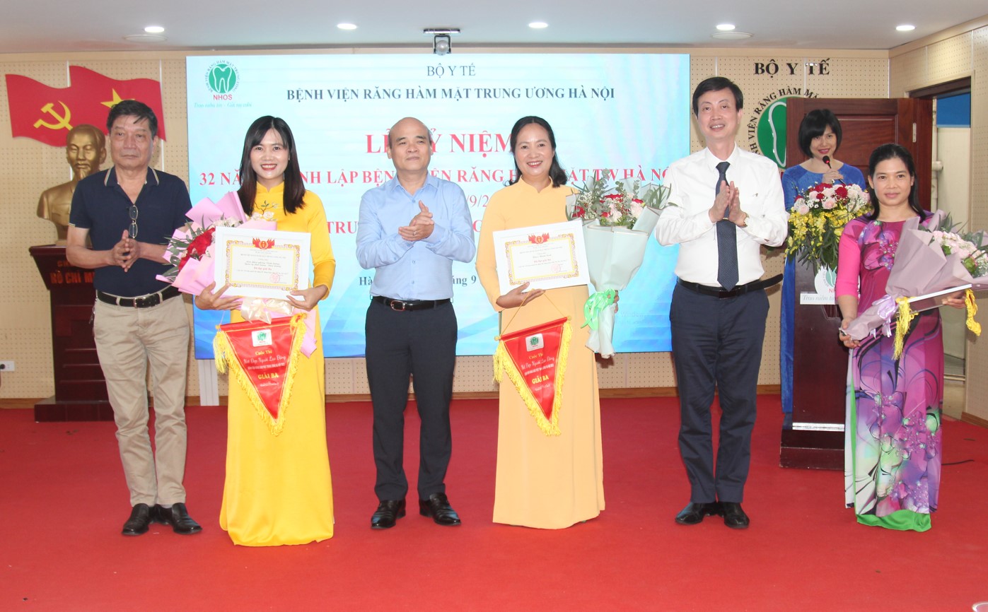 Giải ba: Liên khoa phòng Dinh dưỡng - Quản lý chất lượng - Điều dưỡng, Khoa Phục hình răng, Khoa Khám bệnh